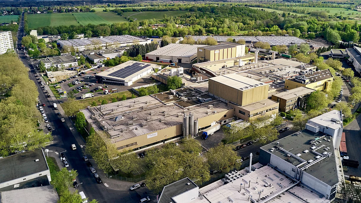Luftbild des Industriebetriebs in Berlin.