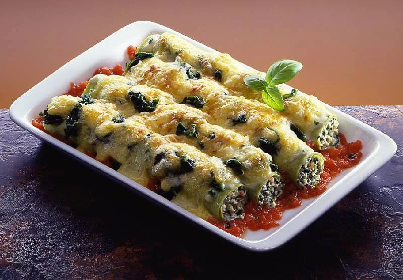 Canelloni überbacken mit Käse auf einem Teller angerichtet.