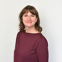 Portrait vor weißem Hintergrund, Anne Helmholz.