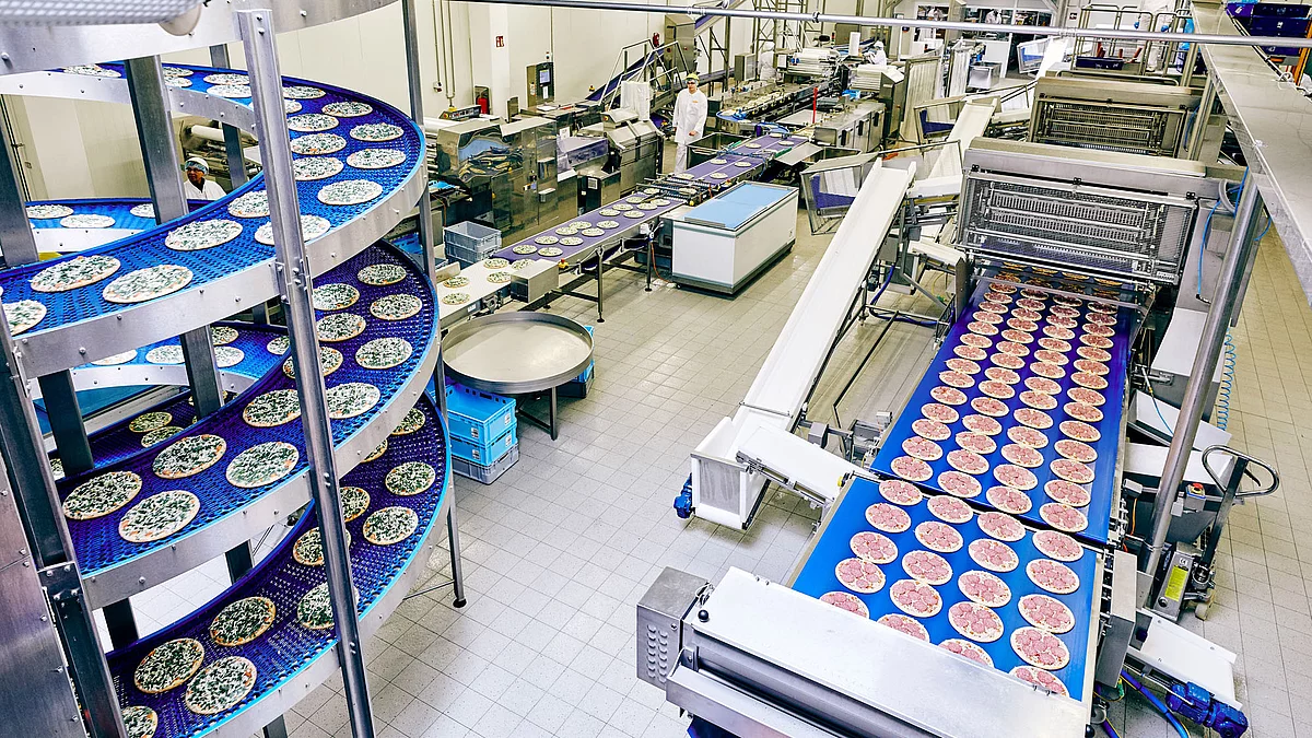Produktionshalle mit Maschinen zur Pizzaproduktion. 