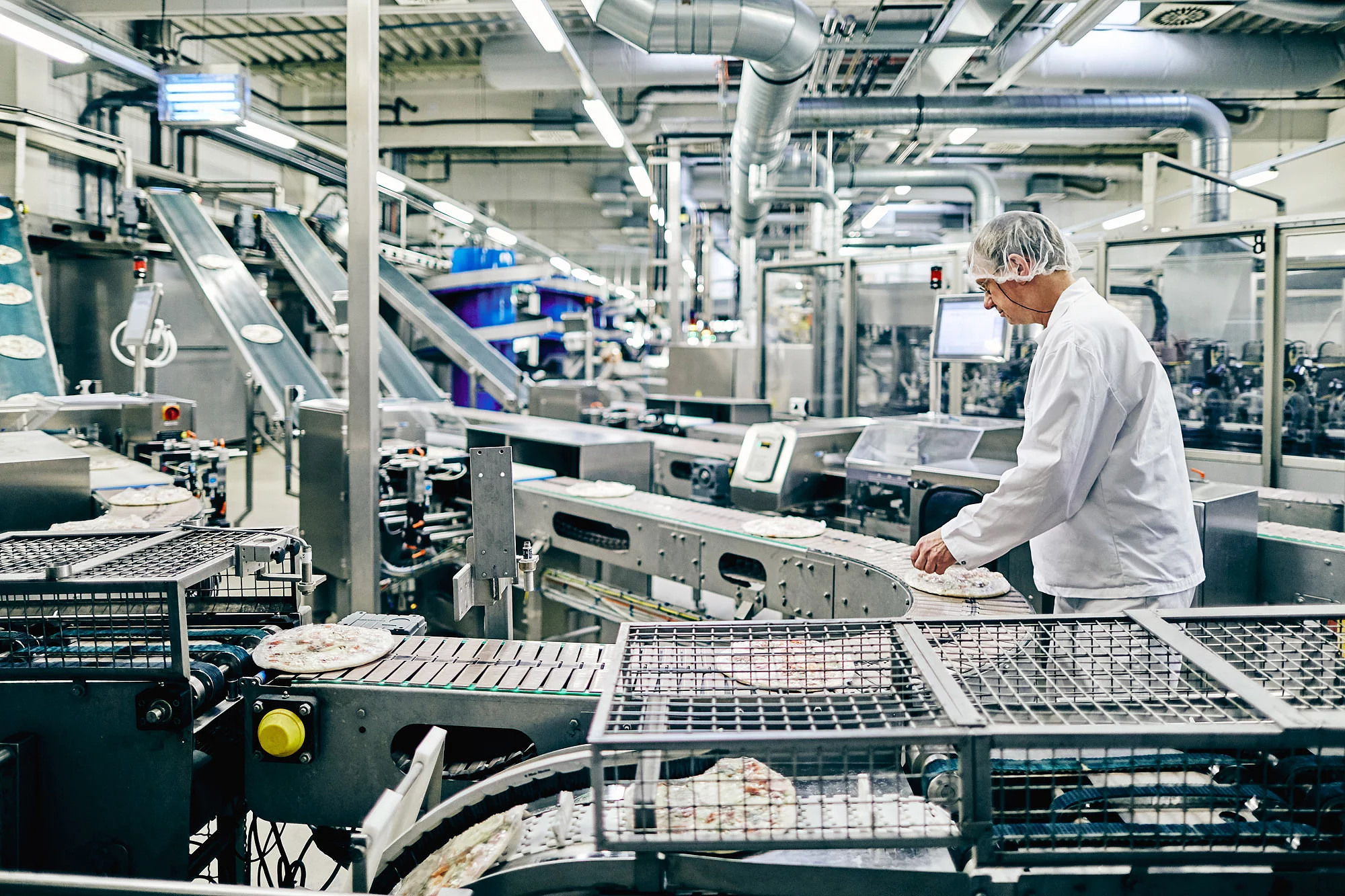 Mitarbeiter in der Produktion in Arbeitskleidung.