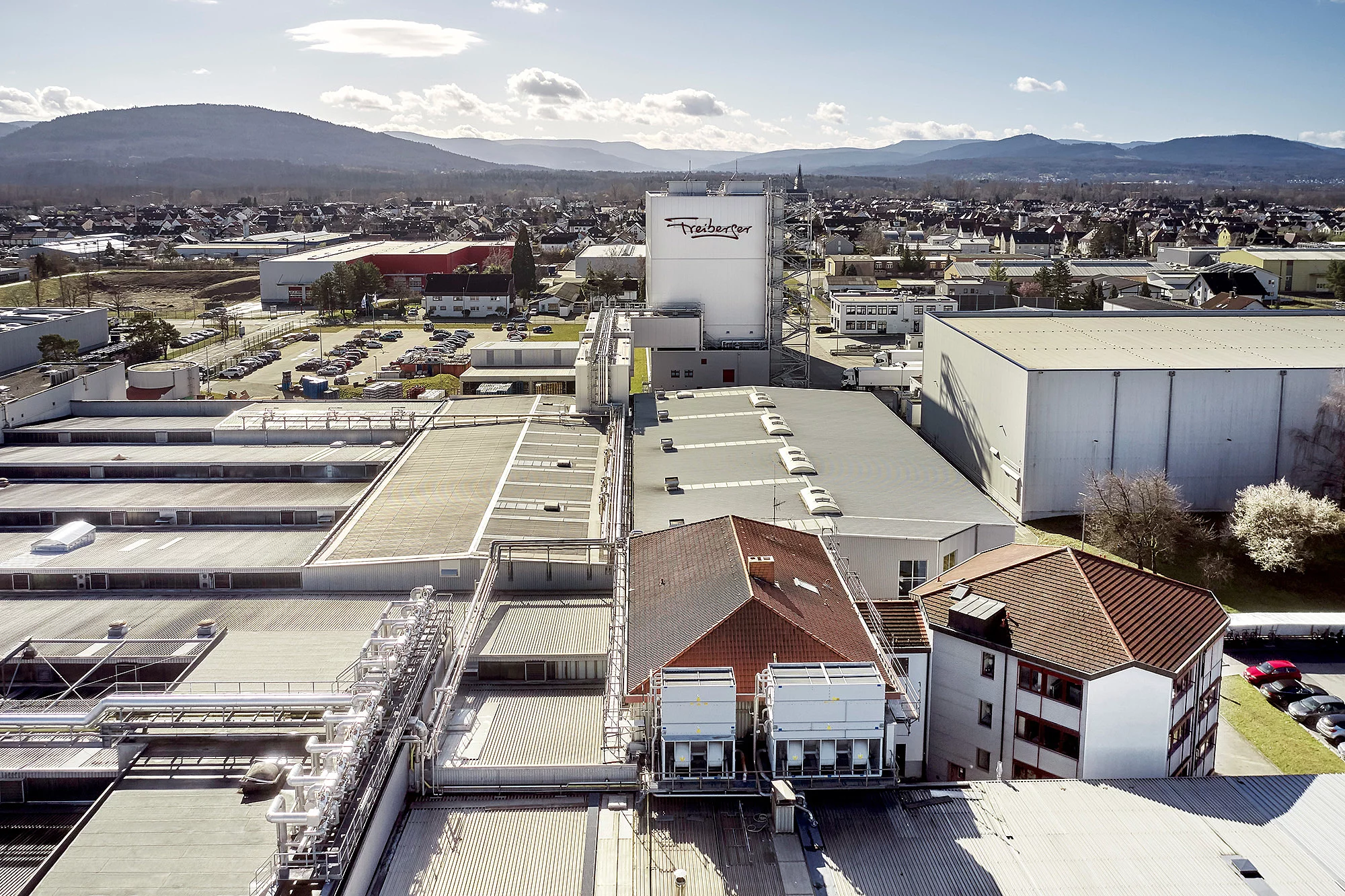 Luftbild einer Produktionsstätte.