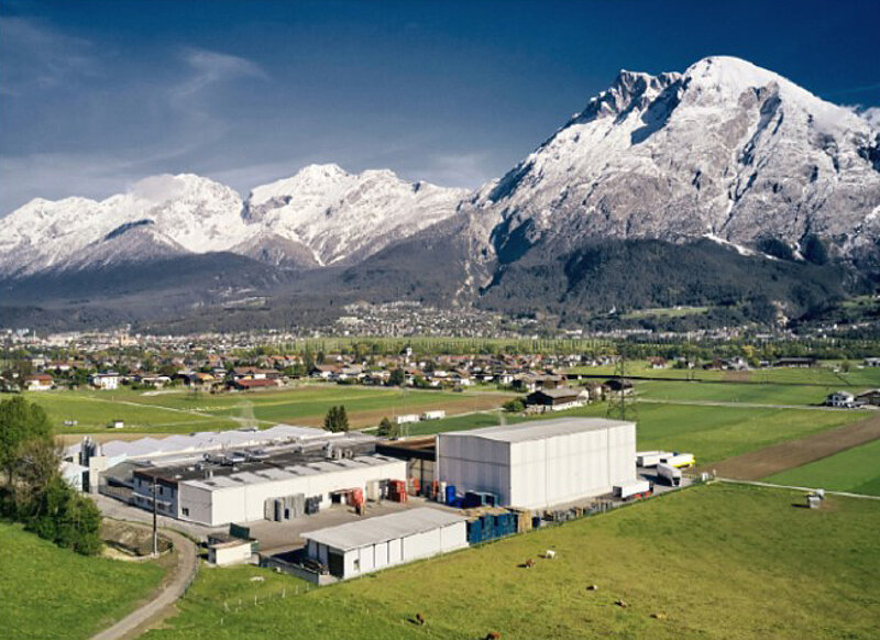 Industriebetrieb in einem kleinen Dorf im Tal. 