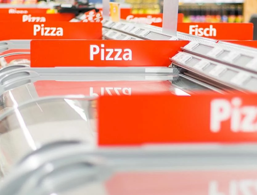 Tiefkühltruhe im Supermarkt beschriftet mit "Pizza".