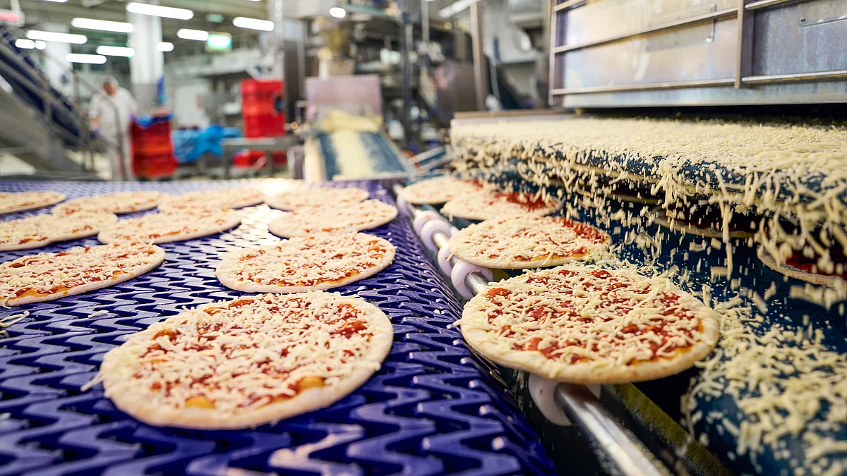 Pizzen auf dem Band in der Betriebshalle.