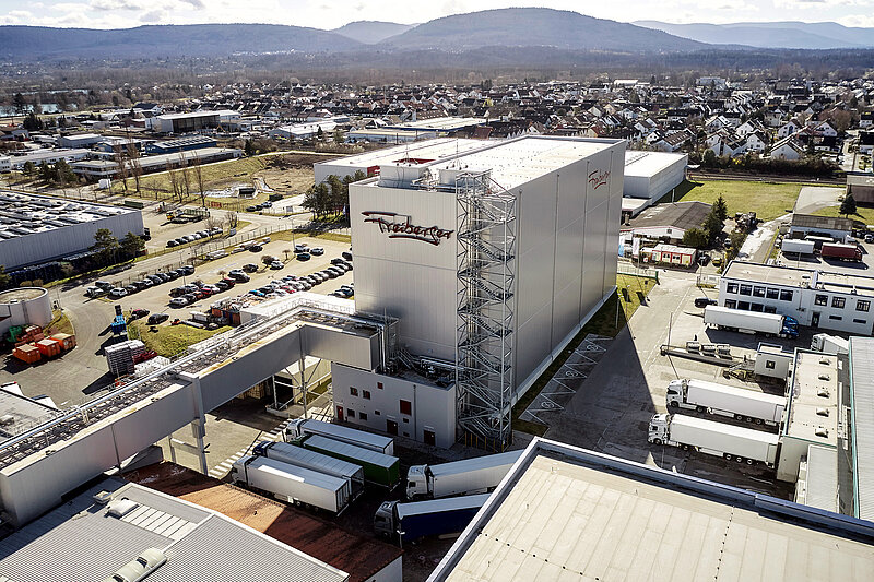 Luftbild Produktionsstätte mit Freibergerlogo.