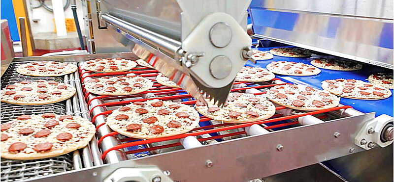 Produktionsmaschine mit Pizzafließband. 