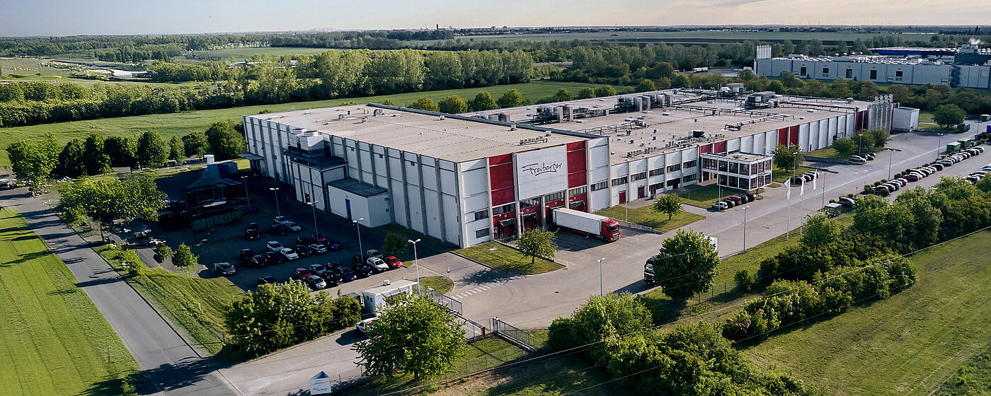 Luftbild einer Produktionsstätte.