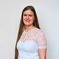 Portrait vor weißem Hintergrund, Stefanie Classe.