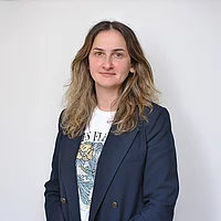 Portrait vor weißem Hintergrund, Natia Metzdorf.