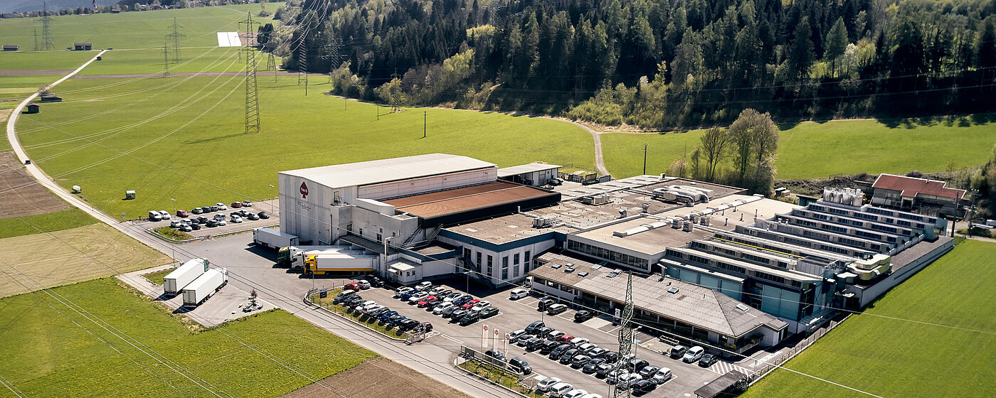 Luftbild einer Produktionsstätte.