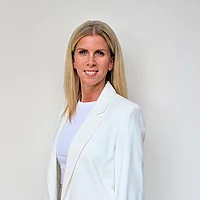 Portrait vor weißem Hintergrund, Janine Prevoteau.