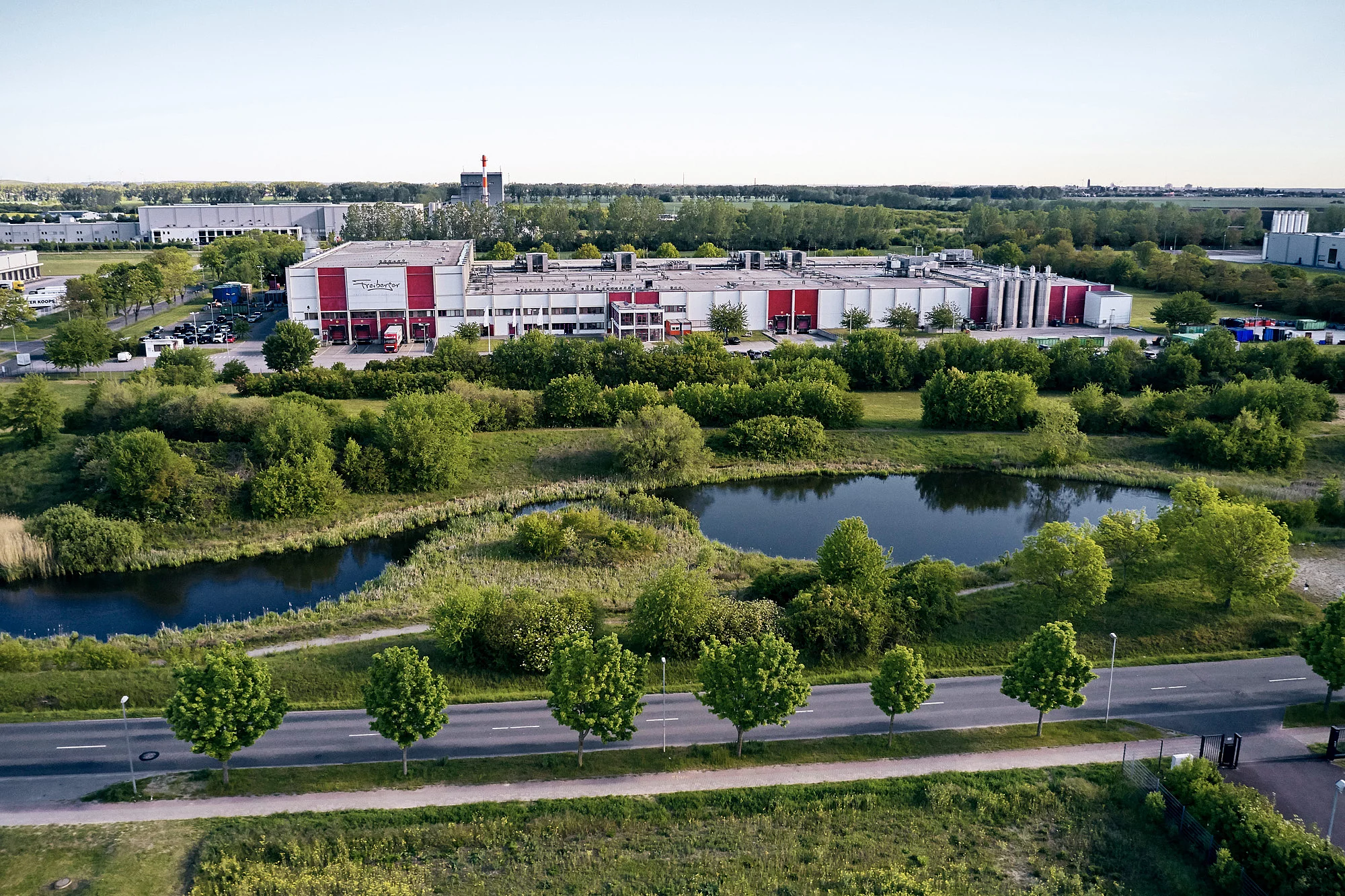 Luftbild einer Produktionsstätte.