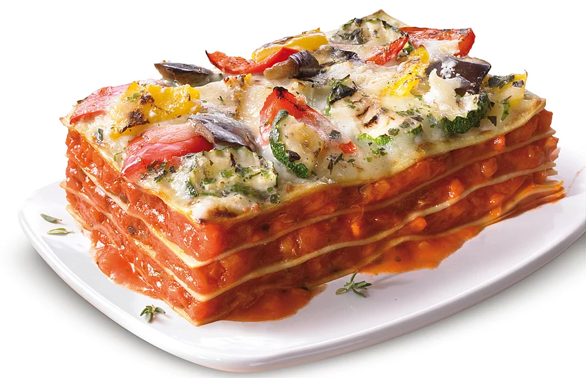 Lasagnestück mit Paprika auf einem Teller.