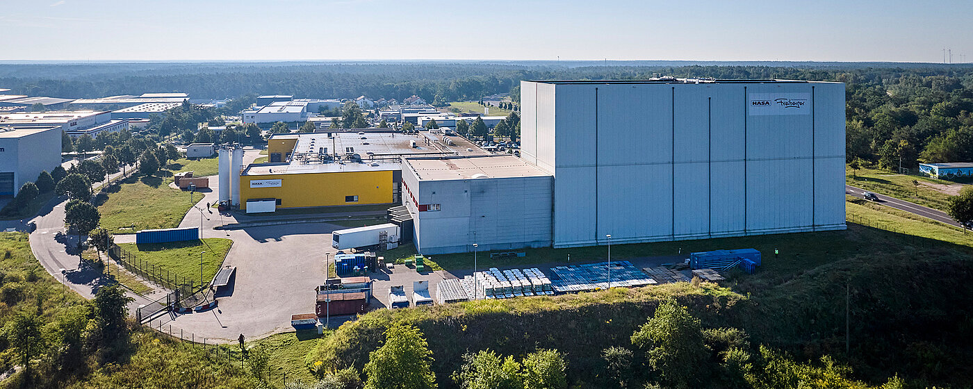 Luftbild einer Produktionsstätte.