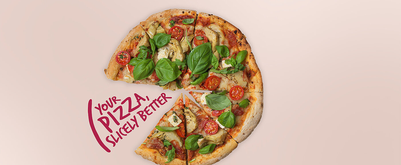 Pizza von oben mit Tomaten, Pilzen, Basilikum. Ein Stück fehlt, ersetzt durch Schriftzug "Your Pizza, slicely better".