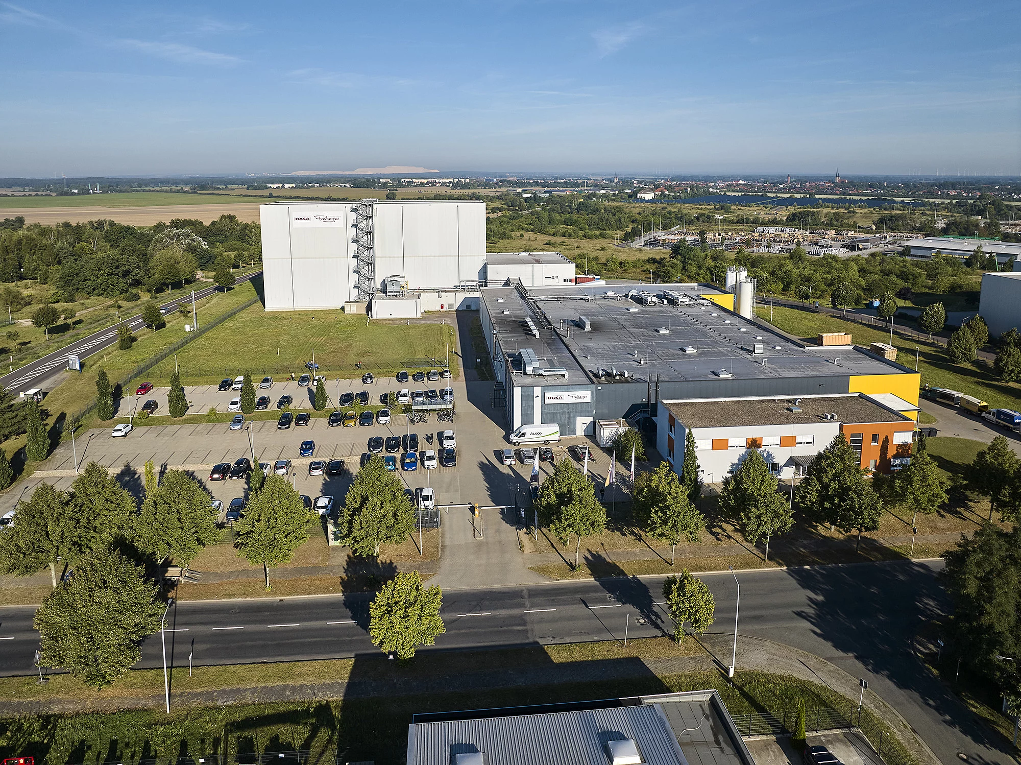 Luftbild einer Produktionsstätte.
