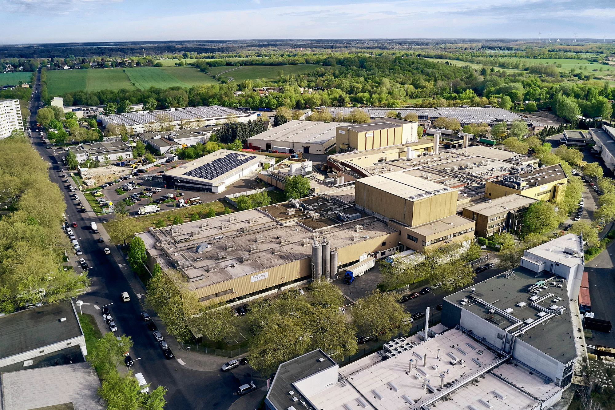 Luftbild einer Produktionsstätte.