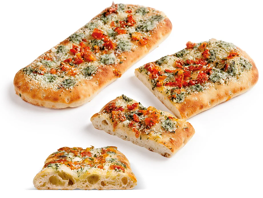 Zwei Pizza-Brote auf einem hellen Untergrund, das vordere angeschnitten.