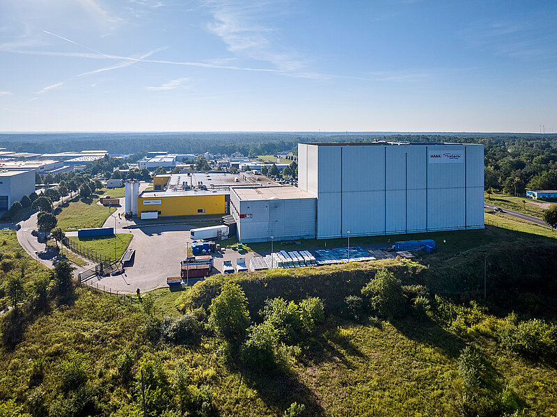 Luftbild eines Industriewerkes. 