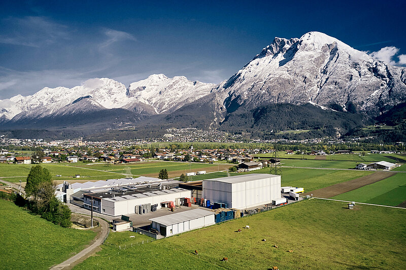 Luftbild einer Produktionsstätte im Tal. 